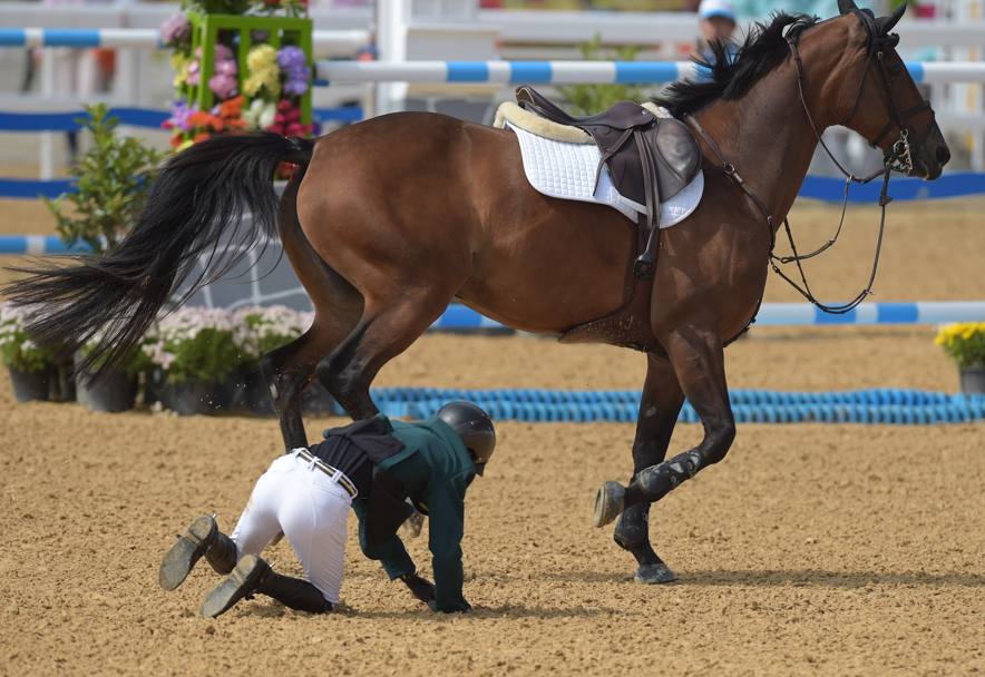 Il fantino saudita Salman Hamed Almaqadi cade durante la gara di salto equestre ai Giochi asiatici (Afp)